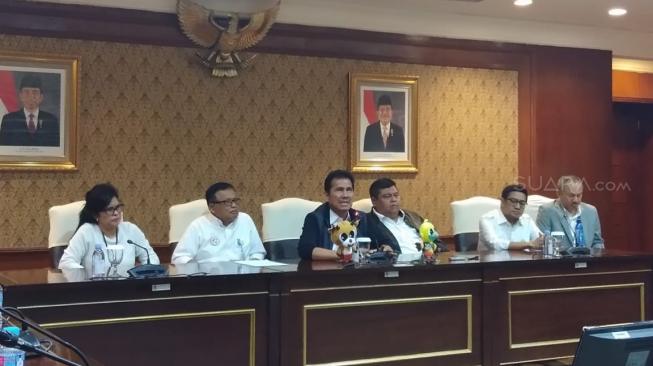 Asman Abnur jumpa pers mundur dari kabinet Jokowi. (Suara.com/Ria Rizki)