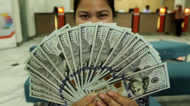 Nilai tukar Rupiah terhadap Dollar AS melemah menjadi Rp14.608 per dolar AS pada penutupan perdagangan Senin (13/8). [Suara.com/Muhaimin A Untung] 