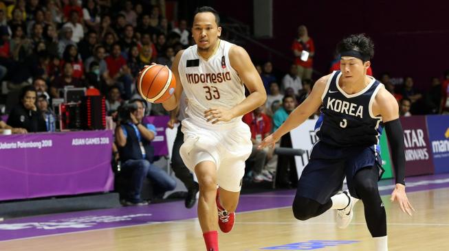 Pebasket Indonesia Arki Wisnu menerobos saat lawan Korsel di Grup A Asian Games 2018 di Hall Basket Senayan, Jakarta, Selasa (14/8). [INASGOC/Rocky Padila]