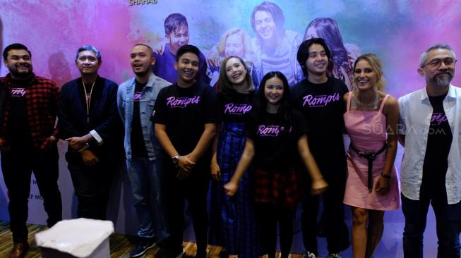 Para bintang film Rompis: Umay Shahab, Arbani Yasiz, Adinda Azani, Cut Beby Tshabina dll. (Ismail/Suara.com)