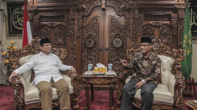 Pertemuan tersebut dilakukan dalam rangka silaturahmi serta membicarakan tentang pencalonan Prabowo-Sandi sebagai Presiden dan Wakil Presiden periode 2019-2024. ANTARA FOTO/Muhammad Adimaja