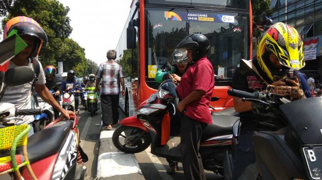 Macet Total Pawai Obor Asian Games, Motor Paksa Naik Sparator