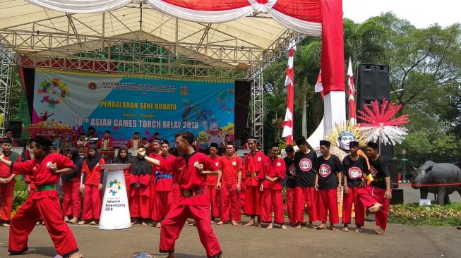 Tiba di Ragunan, Kirab Obor Asian Games Disambut Atraksi Silat