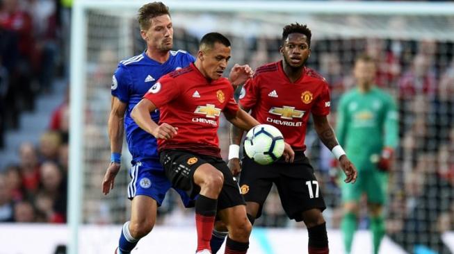 Bintang Manchester United, Alexis Sanchez (depan) mengontrol bola di laga pekan pertama Liga Inggris 2018/2019 kontra Leicester City. [Oli SCARFF / AFP]