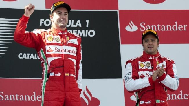 Fernando Alonso (kiri) dan Felipe Massa saat masih bertandem di tim Ferrari. [AFP/Tom Gandolfini]