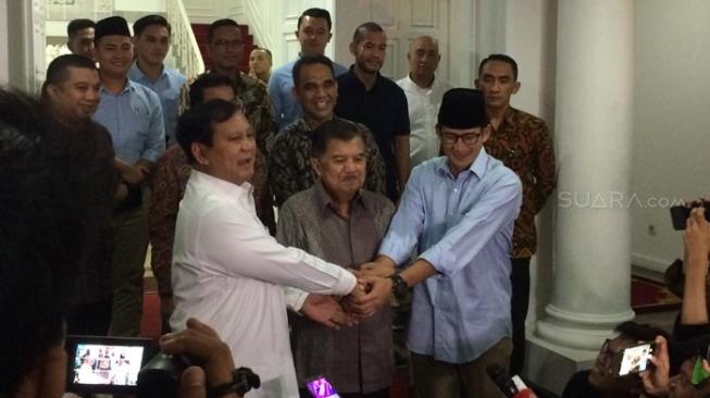 Minta Restu, Prabowo dan Sandiaga Jabat Erat Tangan Jusuf Kalla