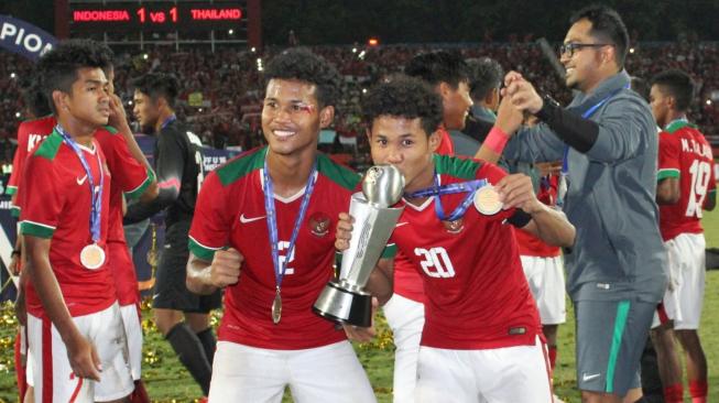 Si kembar Amiruddin Bagas Kaffa dan Amiruddin Bagus Kahfi (kanan) usai membawa Timnas Indonesia U-16 menjadi juara Piala AFF 2018. (Suara.com/Dimas Angga P)