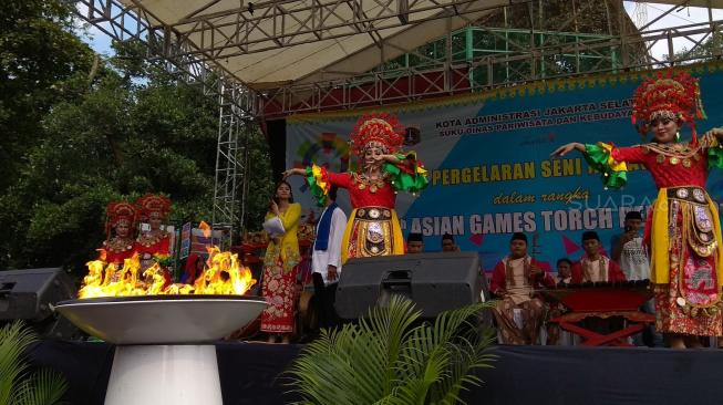 Lantunan musik tradisional khas Betawi, Gambang Kromong, turut memeriahkan acara Kirab Obor Asian Games 2018 di TMS Ragunan, Jakarta Selatan, Rabu (15/8). [Suara.com/Arief Apriadi]