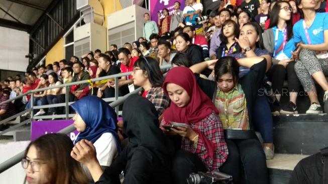 Asian Games : Tak Dapat Kursi, Penonton Duduk di Anak Tangga