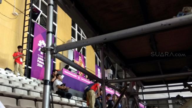 Instalasi broadcast di venue Basket Hall, Senayan, Jakarta, menghalangi kursi penonton pertandingan basket putra Asian Games 2018, Selasa (14/8). [Suara.com/Arief Apriadi]