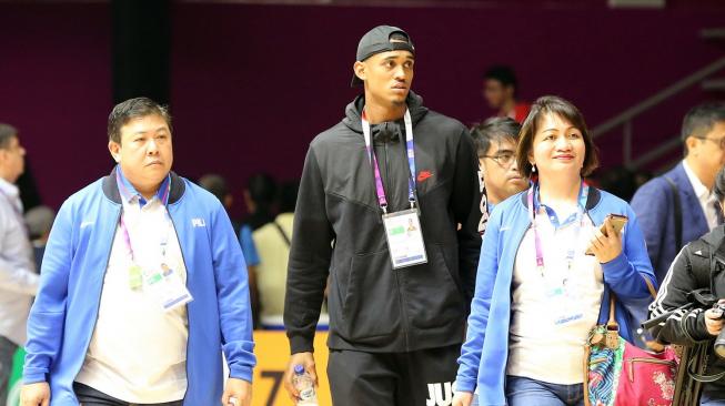 Pebasket asal Filipina Jordan Clarkson (jaket hitam) yang bermain di klub Cleveland Cavaliers pada kompetisi NBA hadir mendukung negaranya bertanding di babak penyisihan Grup D Asian Games 2018 di Hall Basket Senayan, Jakarta, Kamis (16/8). [INASGOC/Rocky Padila]