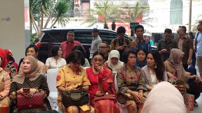 Bakal calon wakil presiden Sandiaga Salahuddin Uno menghadiri acara Maystik Red Carpet binaan UMKM JAKmikro. (Suara.com/Yasir)