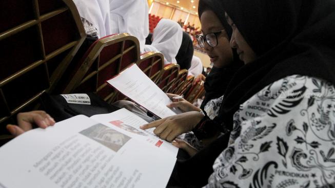 Aksi yang diikuti lebih dari 2000 ribu murid SMA dari wilayah Jakarta, Tangsel dan Depok sekaligus memecah rekor Dunia (Guiness Book of record) pelatihan juru bicara Pancasila dalam bidang pendidikan politik.(Suara.com/Oke Dwi Atmaja)