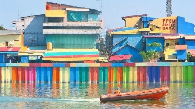 5 Foto Kampung Warna di Danau Sunter yang Meriah