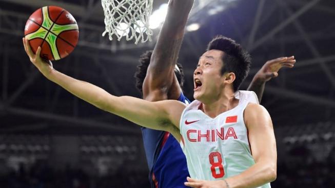 Small forward Cina, Ding Yanyuhang, melakukan layup. [AFP/Andrej Isakovic]