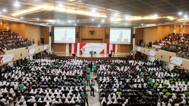 Aksi yang diikuti lebih dari 2000 ribu murid SMA dari wilayah Jakarta, Tangsel dan Depok sekaligus memecah rekor Dunia (Guiness Book of record) pelatihan juru bicara Pancasila dalam bidang pendidikan politik.(Suara.com/Oke Dwi Atmaja)