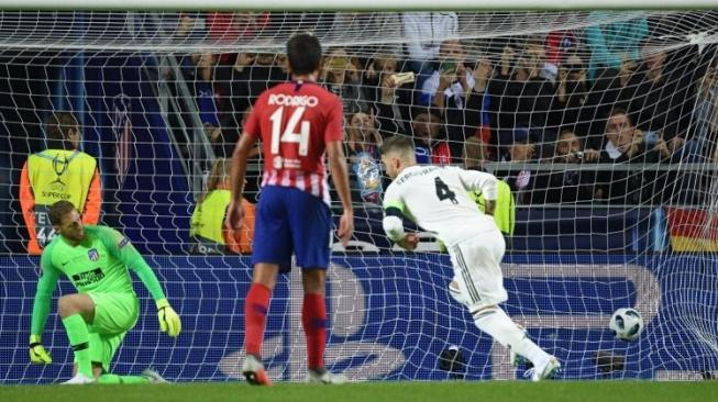 Bek Real Madrid Sergio Ramos (kanan) mencetak gol dari titik penalti guna membuat skuatnya memimpin 2-1 atas Atletico Madrid dalam perebutan Piala Super Eropa di Tallinn. Raigo PAJULA / AFP 