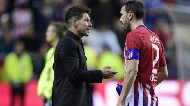 Pelatih Atletico Madrid Diego Simeone (kiri) berbicara dengan kaptennya Diego Godin setelah skuatnya mengalahkan Real Madrid guna meraih Piala Super Eropa. JAVIER SORIANO / AFP