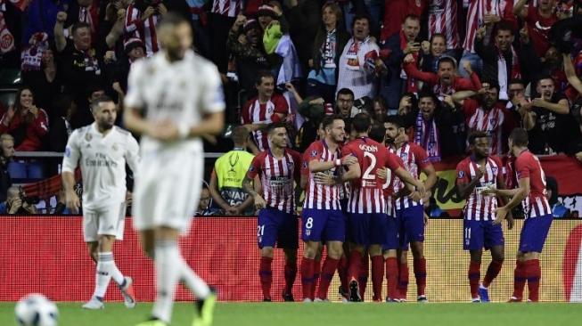 Para pemain Atletico Madrid merayakan gol Diego Costa ke gawang Real Madrid dalam perebutan Piala Super Eropa di Tallinn. JAVIER SORIANO / AFP 