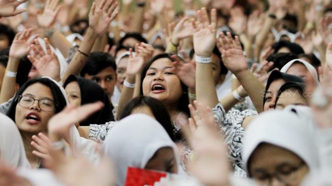 Aksi yang diikuti lebih dari 2000 ribu murid SMA dari wilayah Jakarta, Tangsel dan Depok sekaligus memecah rekor Dunia (Guiness Book of record) pelatihan juru bicara Pancasila dalam bidang pendidikan politik.(Suara.com/Oke Dwi Atmaja)