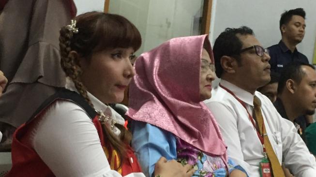 Roro Fitria ditemani ibunya saat menjalani persidangan kasus narkoba di Pengadilan Negeri Jakarta Selatan, Kamis(16/8/2018). 