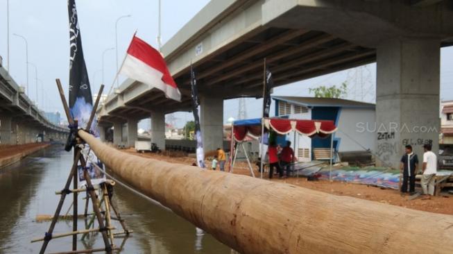 HUT RI, Warga Kalimalang Gelar Lomba Panjat Pinang Unik