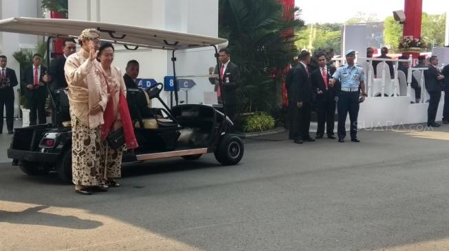 Mantan Wakil Presiden Boediono beserta istri Herawati [Suara.com/Ria Rizki].