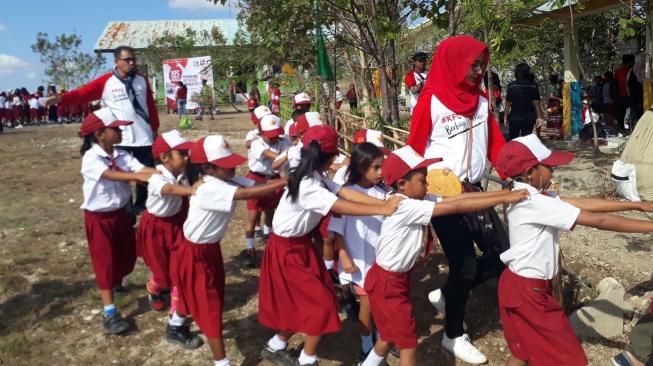 Perayaan HUT RI 2018 di Atas Bukit Rapamanu, Sumba, Jumat (17/8/2018). [Suara.com/Risna Halidi]