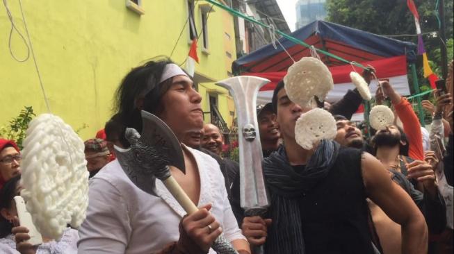 Vino G. Bastian bersama cast Wiro Sableng memeriahkan lomba HUT RI di kawasan Kampung Bali, Kebon Sirih, Jakarta Pusat, Jumat (17/8/2018).