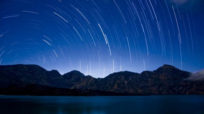 Danau Segara Anak di waktu malam dengan bintang-gemintang [Shutterstock].