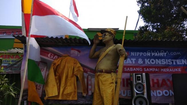 Rayakan HUT RI ke-73, Manusia Emas Ini Hormat Bendera 73 Menit