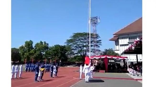 Bendera Terlilit, Anggota Paskibra Nangis hingga Pingsan