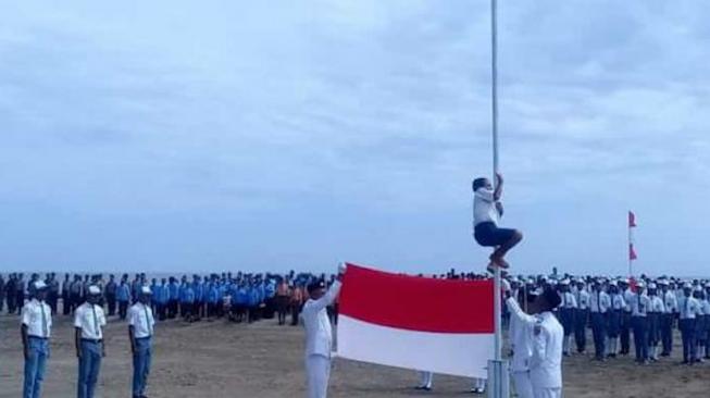 Aksi Heroik Siswa SMP Panjat Tiang saat Tali Bendera Putus