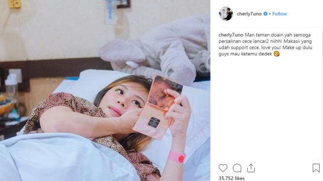 Cherly Eks Cherrybelle membagikan momen kebahagiaannya menyambut buah hati melalui Instagram. 