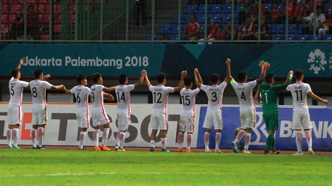 Tim sepak bola Hong Kong berikan salam hormat kepada suporternya pada laga penyisihan Grup A cabang sepak bola Asian Games 2018 yang berlangsung di Stadion Patriot Bekasi Jawa Barat, Jumat (17/8/2018). INASGOC/Hery Sudewo