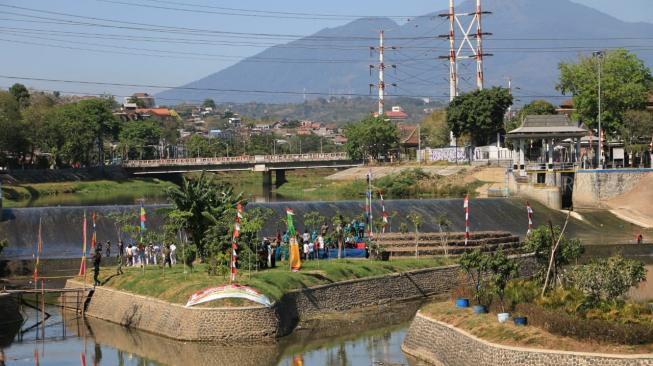 Serunya Warga Semarang Gelar Upacara HUT RI ke-73 di Sungai BKB