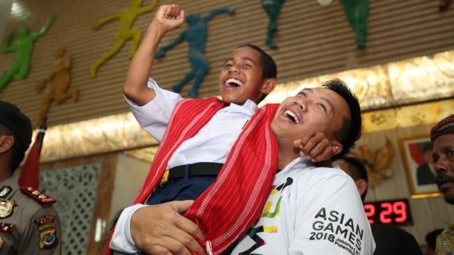 Menpora Imam Nahrawi (kanan) bersama Johanes Andi Gala alias Joni bertemu di Kantor Kemenpora, Sabtu (18/8/2018). (dok. Kemenpora)