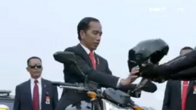 Video Jokowi naik sepeda motor ke Stadion GBK Jakarta yang ditampilkan pada awal pembukaan Asian Games 2018, Sabtu (18/8/2018) malam. [Twitter]