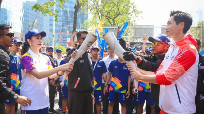 Bank BRI melakukan Kirab Obor/Torch Relay Asian Games XVIII, yang dilaksanakan di Jalan Jenderal Sudirman, Jakarta Pusat, Sabtu (18/8/2018). (Dok: Bank BRI)