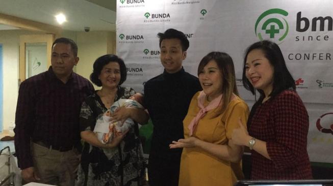 Cherly Juno menggelar jumpa pers soal kelahiran anak pertamanya, Ryu Alexander Panjaitan, di Rumah Sakit Ibu Anak Bunda (RSIA) Menteng, Jakarta Pusat pada Sabtu (18/8/2018). 