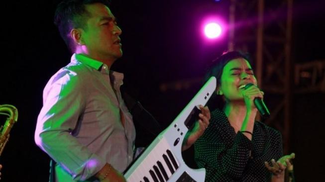 Eva Celia dan 7 Penyanyi Ini Duet Bareng Ayahnya