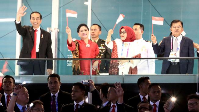 Paskibraka menaikkan bendera merah putih saat pembukaan Asian Games ke-18 Tahun 2018 di Stadion Utama GBK, Senayan, Jakarta, Sabtu (18/8). INASGOC/Rosa Panggabean/