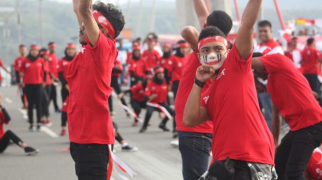 Flash Mob Pesona Merah Putih di Jembatan Merah Putin Ambon, Sabtu (18/8/2018). (Dok: Kemenpar)