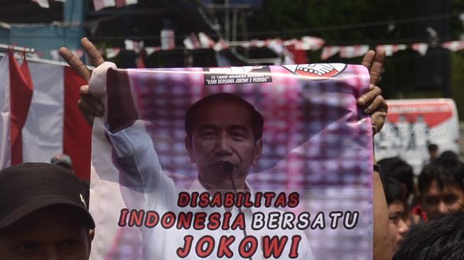 Anggota Disabilitas Indonesia Pospera (Posko Perjuangan Rakyat) Tuna Rungu Indonesia mendeklarasikan dukungan terhadap Jokowi di Jakarta, Minggu (19/8). Disabilitas Indonesia Pospera Tuna Rungu Indonesia mendeklarasikan dukungan kepada pasangan bakal capres-cawapres Joko Widodo (Jokowi) dan KH Ma'ruf Amin. [Suara.com/Muhaimin A Untung]