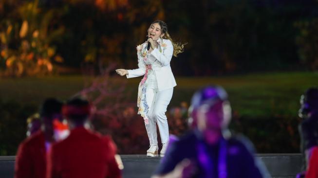 Penyanyi Via Valen memeriahkan pembukaan Asian Games ke-18 tahun 2018 di Stadion Utama Gelora Bung Karno, Senayan, Jakarta, Sabtu (18/8). INASGOC/Wahyudin