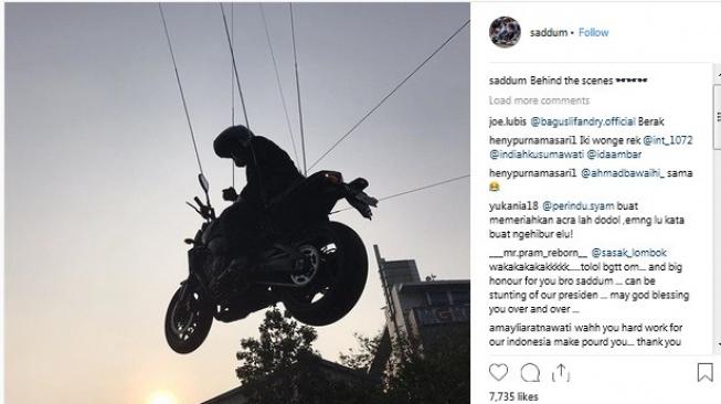 Foto yang diduga stuntman aksi moge Jokowi di Pembukaan Asian Games 2018 ini diambil dari akun instagram @Saddum. (Instagram/@Saddum)