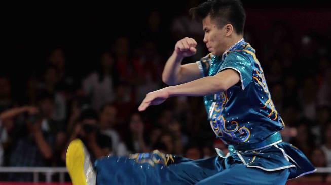 Atlet Wushu Indonesia Edgar Xaier Marvelo saat tampil di nomor Chanquan Putra pada Asian Games 18 di JEXPO, Kemayoran, Jakarta, Minggu (19/8). ANTARA FOTO/INASGOC/ Gino F Hadi