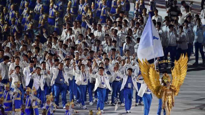 Defile kontingen Unifikasi Korea saat Pembukaan Asian Games ke-18 Tahun 2018 di Stadion Utama Gelora Bung Karno, Senayan, Jakarta, Sabtu (18/8). INASGOC/Jefri Tarigan