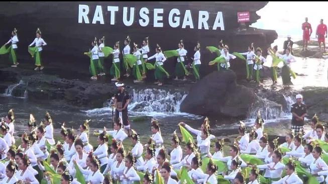 Ngeri Ratusan Penari di Tanah Lot Mendadak Kesurupan 