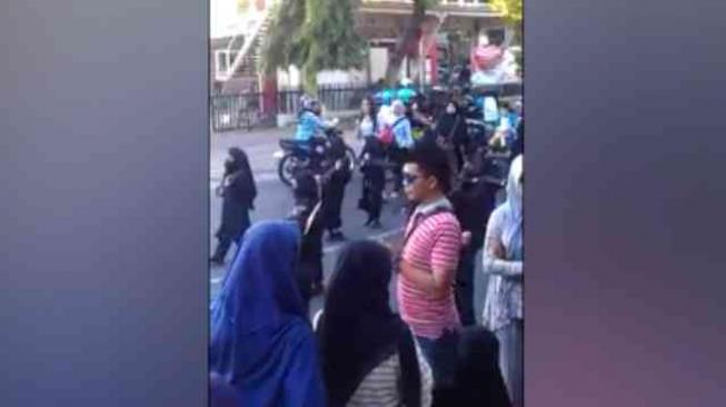 Video Viral Pawai Anak TK Bercadar Bawa Senjata Replika
